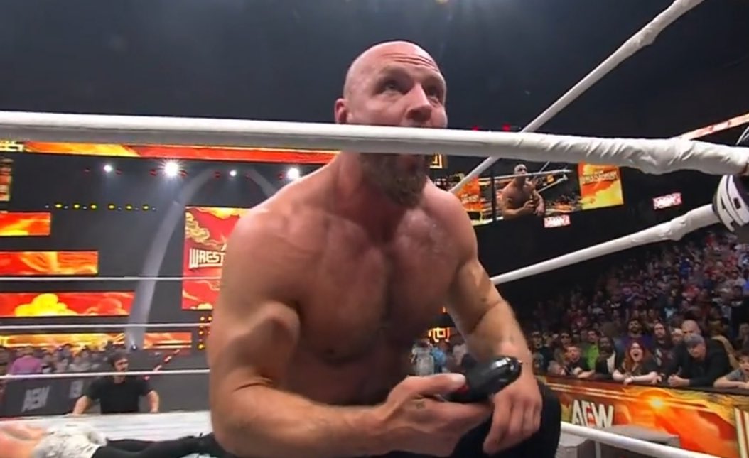 ajdoon6's tweet image. وش تابعت!!! شي فاااااااخر ونزال راااائع.. اي نعم ماتعجبني النزالات الي بهالعنف لكنهم فرضوا إبداعهم واستخدموا اشياء ماتعودنا نشوفها بالمصارعه وحتى حقين السينما لهم نصيب من النزال.. تمنيت لو موكسلي صمل شوي وما استسلم بهذي السرعه لكن مجملا استمتعت وهالاثنين استحقوا المين ايفينت