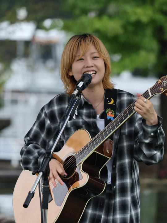 昨日は庄川なんでも市ありがとうございました！地元でイベント出るなんて初めて🦖🌟
焼き芋🍠を食べ、コーヒー☕️も飲んで満喫しました！2枚目は寒そうな顔の私です、雨でとんでも寒かったぜー！！一緒に出演してくれた仁くん、サンキューだぜー！！またやろっさー！！