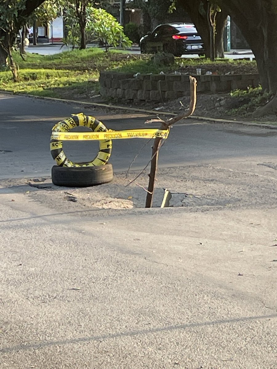 Gracias <a href="/PcCuernavaca/">PROTECCION CIVIL CUE</a>  por venir a poner cintas de mínimo #Cuernavaca renace