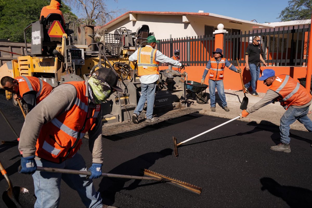 Supervisa Toño Astiazarán mantenimiento en calle Olivares

El presidente municipal <a href="/tonoastiazaran/">Antonio Astiazarán</a> supervisó los trabajos de rehabilitación en la calle Olivares, entre Luis Encinas y José S. Healy, aprovechando la baja afluencia del fin de semana.🛣️