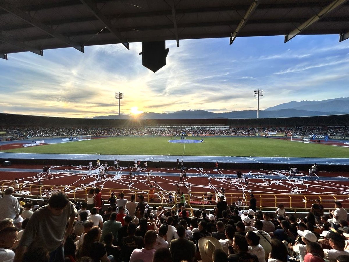 ClubLlanerosFC's tweet photo. 🗣️ ¡𝗟𝗼𝘀 𝗽𝘂𝗻𝘁𝗼𝘀 𝘀𝗲 𝗾𝘂𝗲𝗱𝗮𝗻 𝗲𝗻 𝗲𝗹 𝗕𝗲𝗹𝗹𝗼 𝗛𝗼𝗿𝗶𝘇𝗼𝗻𝘁𝗲! 🔥 Derrotamos 𝟐-𝟎 a @oncecaldas con nuestra casa llena. Valioso resultado de cara a nuestro objetivo. 🏳️🏴 𝑭𝒆 𝒆𝒏 𝒆𝒍 𝒅𝒆𝒔𝒕𝒊𝒏𝒐… 

⚽️ 8’ ST - Bryan Urueña, 12’ Julián Ángulo. https://t.co/yPW3ws2G8N