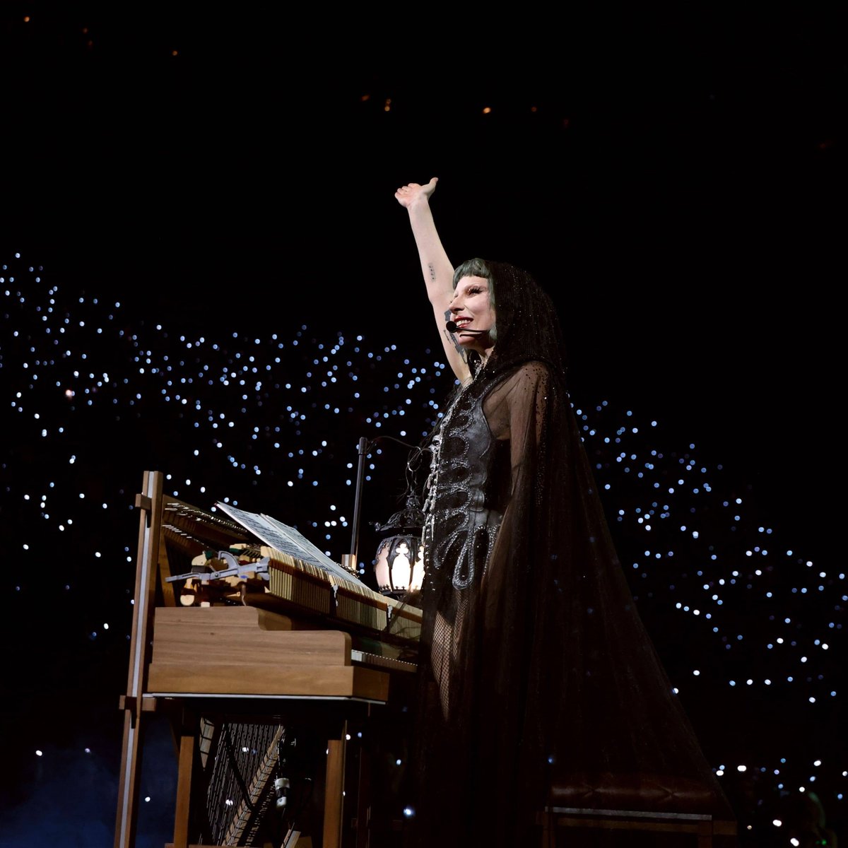 "Sem meias palavras: É O SHOW DO ANO!" 

O jornal italiano La Repubblica elogiou o espetáculo produzido por Lady Gaga após a primeira noite de apresentação.

"Um espetáculo repleto de sucessos e reviravoltas, que, após as apresentações na Inglaterra, recebeu críticas