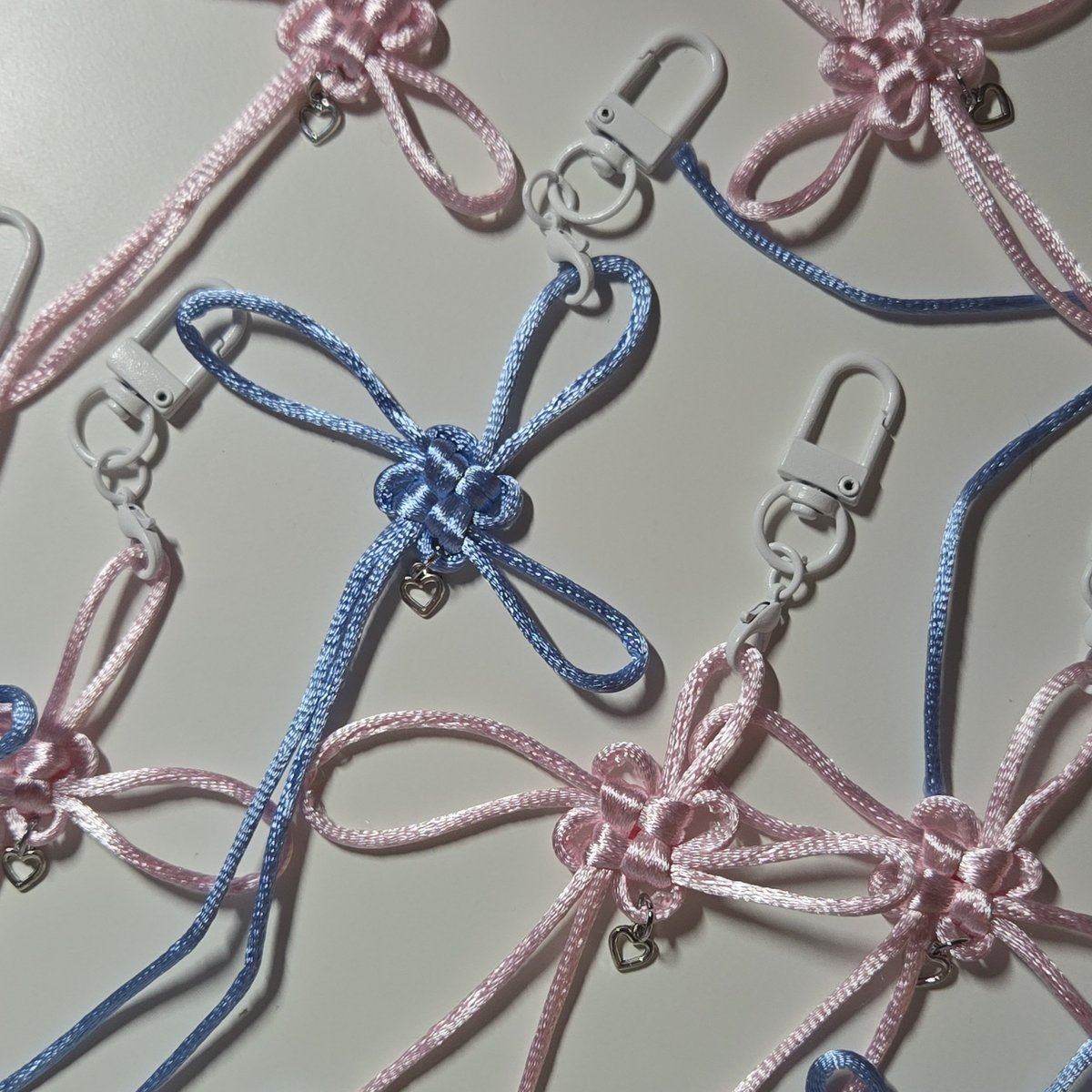 bambiheedeum's tweet photo. SEVENTEEN NEW_ TOUR fl d1 freebies 𐙚⋆.ᡣ𐭩

hiii carats! i made love knots, and i would love to share my hard work! follow me on ig for location updates (@/honeymilkdiaries)

 #SVT_WORLDTOUR #SVT_TOUR_NEW_ #carats #SEVENTEEN_NEW_IN_SUNRISE #SVT_TOUR_NEW_SUNRISE https://t.co/eOpauy1EGh