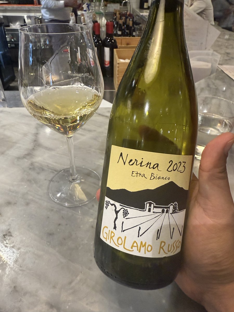 Intenso al naso e coerente in bocca, tanto frutto sia agrumato che non; bellissimi odori floreali. Equilibrato, sapido, beverino,
grande persistenza.