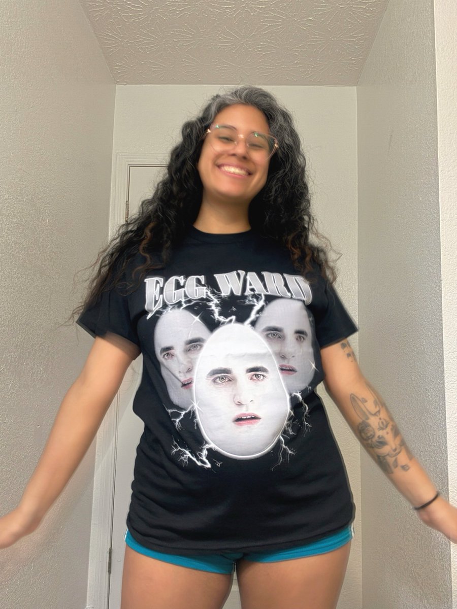Desde ayer estoy estallada de risa con esta camiseta de Edward Cullen nunca una compra normal 😭