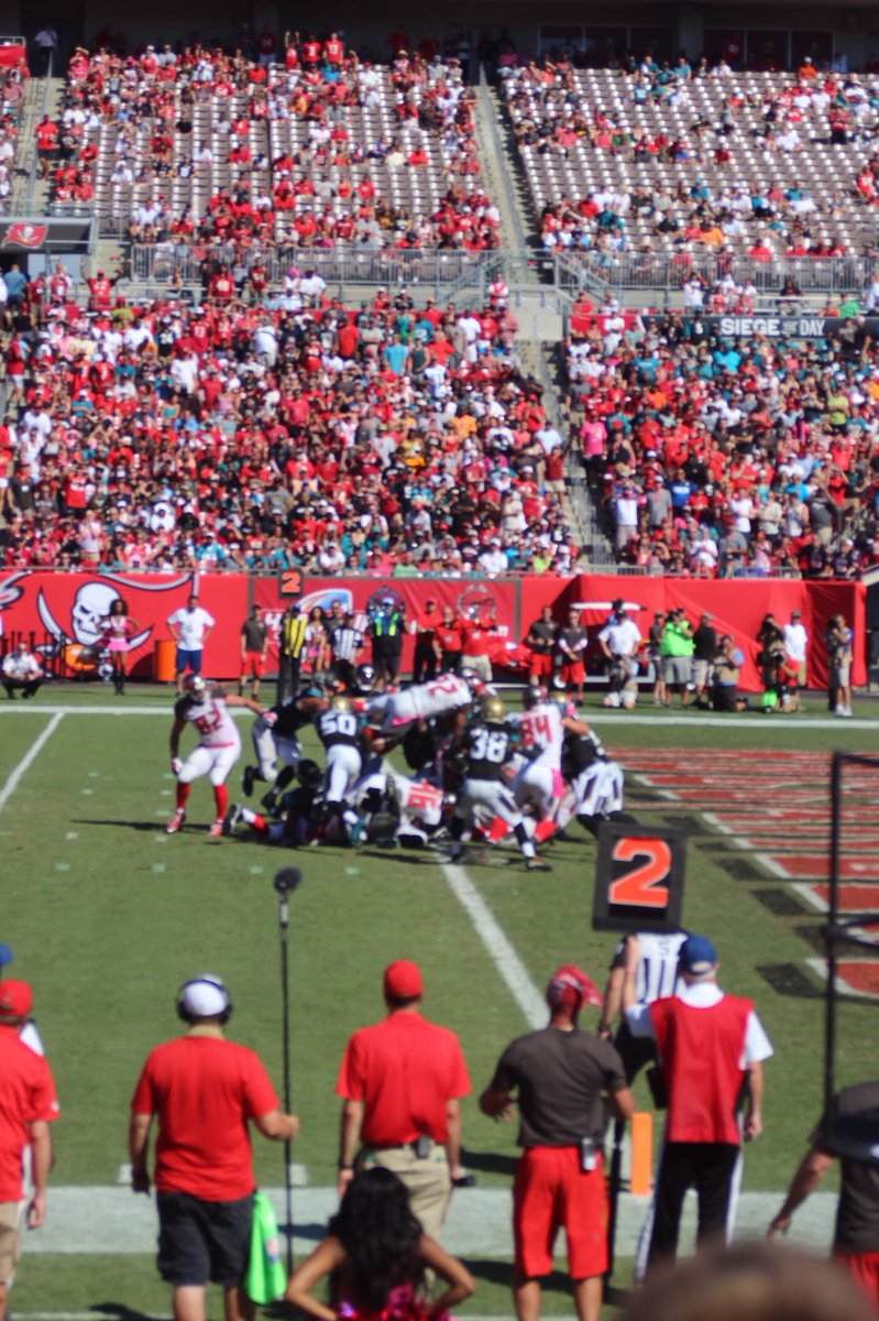 jchrisb123's tweet image. In memory of Doug Martin. That is him diving over the pile. Gone too soon!! 🏴‍☠️