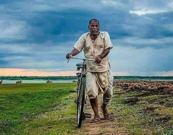 *कौतुकावर वाजवल्या* *जाणाऱ्या टाळ्यांचे* *बहुतांश हात अडचणीत* *हातमिळवणी करत* *नसतात...!* 
    🌹🌹 *शुभ सकाळ* 🌹🌹