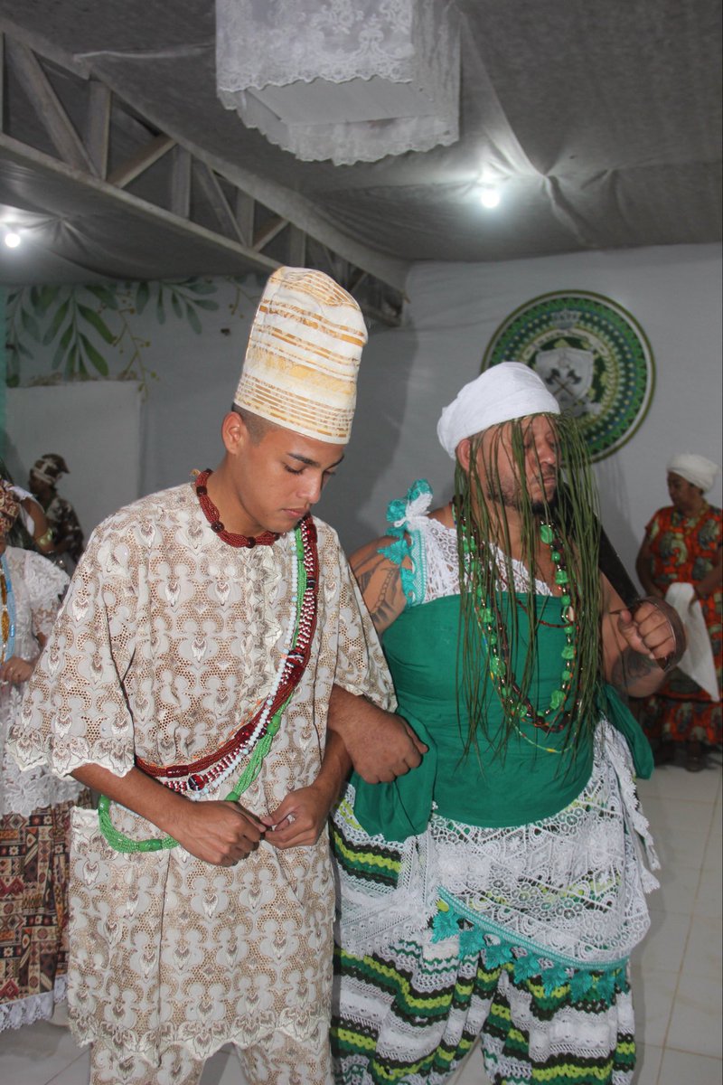 Minha Feitura – 28/09/2025🤎🦋

Uma data que mudou minha vida para sempre.
Foi o dia da minha iniciação no Candomblé — o momento em que me entreguei de corpo e alma ao caminho que meu Orixá escolheu para mim.
Sou filho de Oyá.❤️🥹🙌🏽
Ogã de Ogum.💚🛡️⚔️⛓️