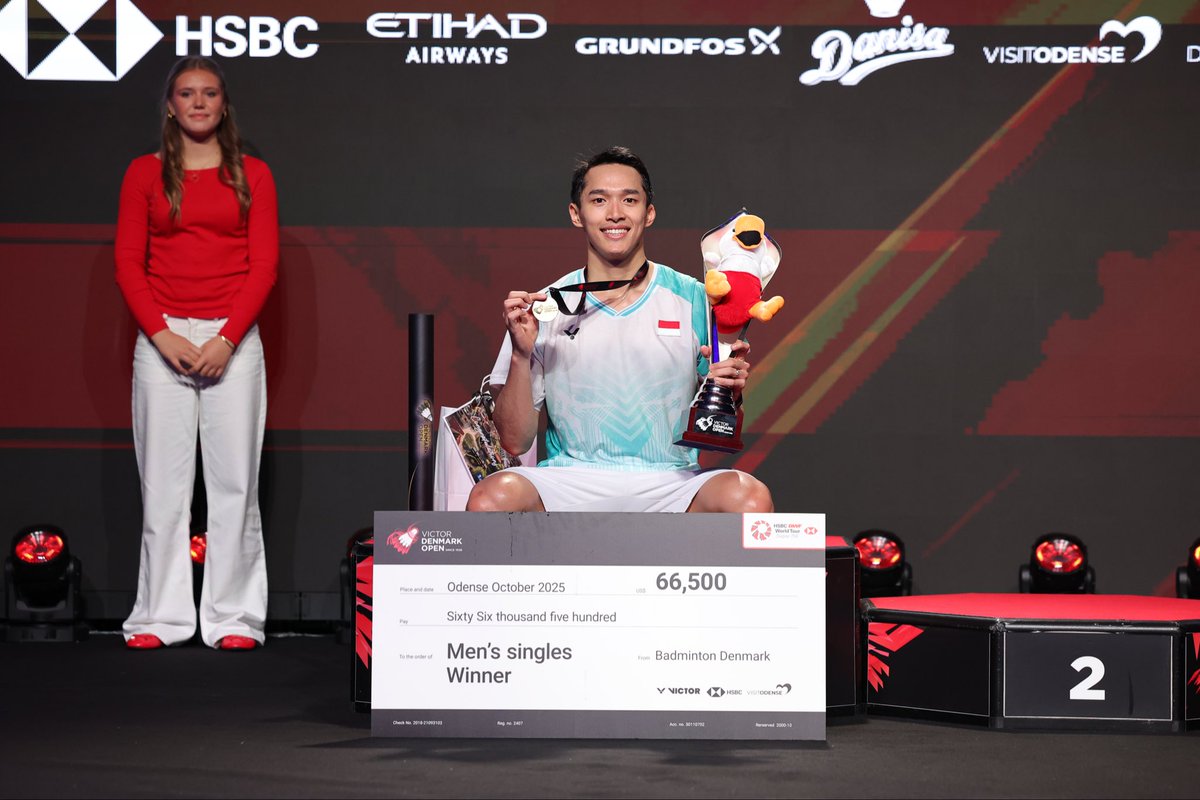 INABadminton's tweet photo. Podium Tunggal Putra Denmark Open 2025.

🥇Jonatan Christie 🇮🇩
🥈Shi Yu Qi 🇨🇳

Selamat kepada para podium!

Sumber: @badmintonphoto_official
#DenmarkOpen2025 #BadmintonIndonesia https://t.co/8dGbWhMHcl