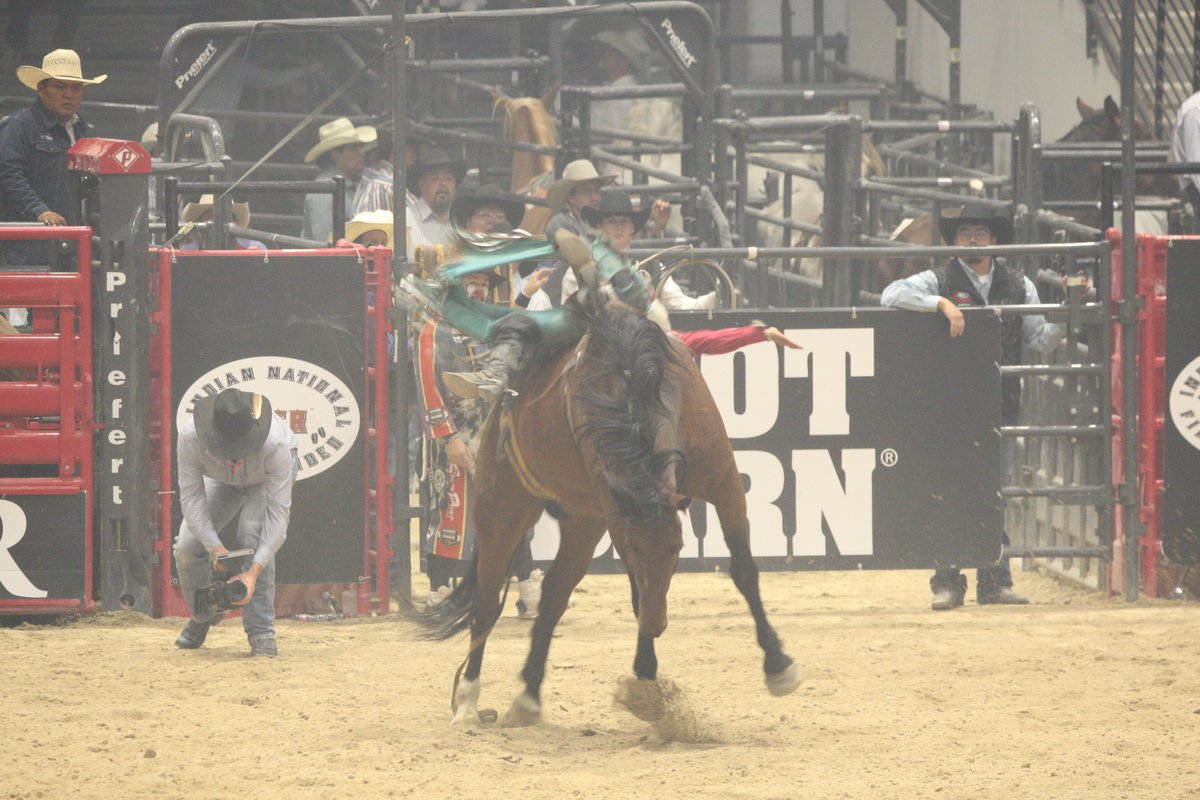 elguerolanchero's tweet photo. #bareback #INFB #actionshots #southpoint More Talent doing what they do best in the race for a gold belt buckle  at the South Point Arena. Man I Wish I had a photographer pass for one of their events. https://t.co/uciCLCT5Ce