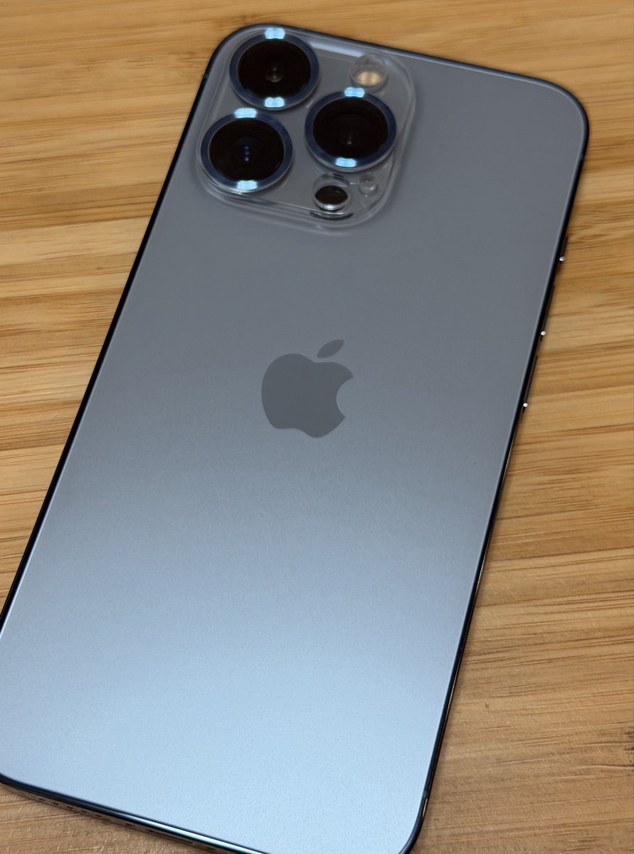 おはようございます☔️
iPhone17proが到着しました。13proからの機種変更ですが、リフレッシュレート120Hzが気持ちいいです…！色は青系が好みなのでディープブルーにしてみましたが、こうやって比べてみると13proのシエラブルーの綺麗さが改めて認識できます。
