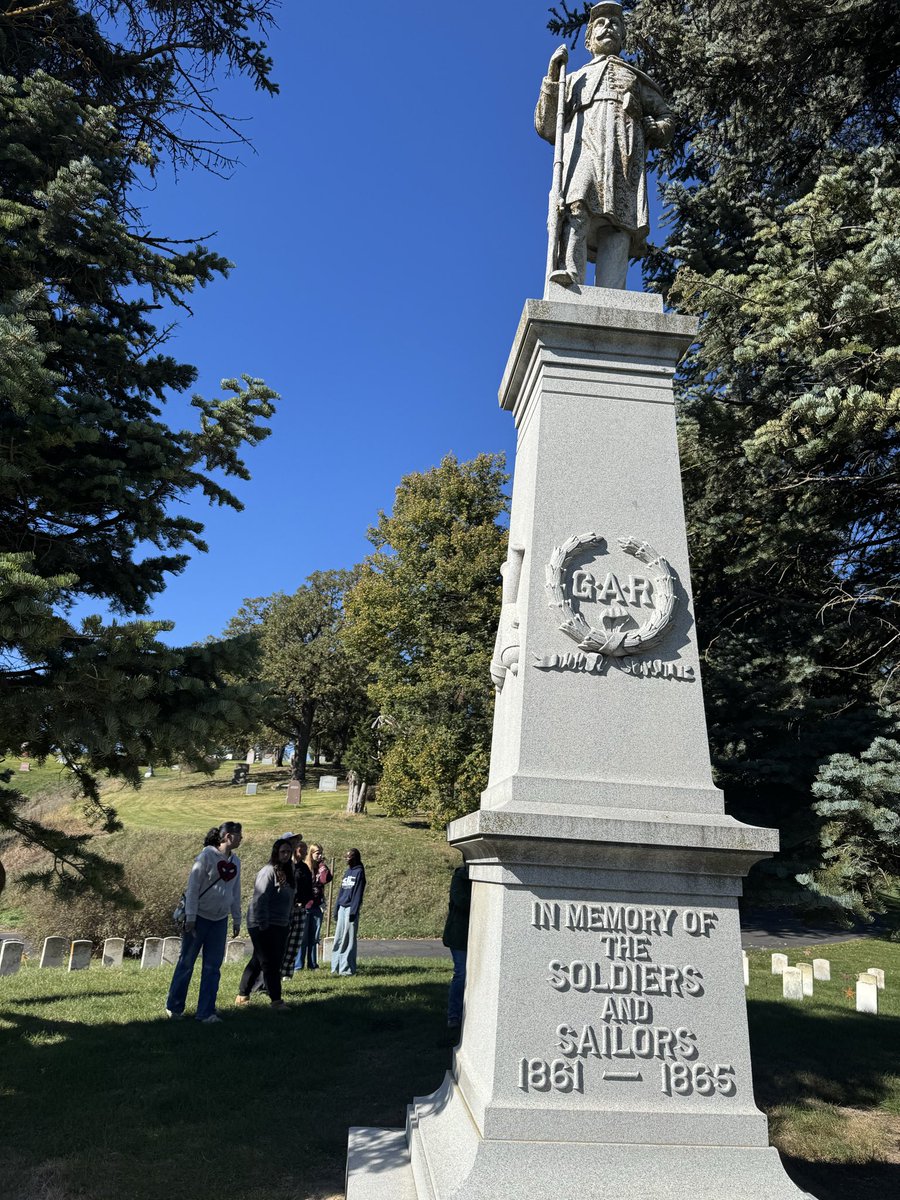 Mr. Wilson and senior AP and IB students toured Forest Lawn Cemetery to see the graves of US Civil War veterans.