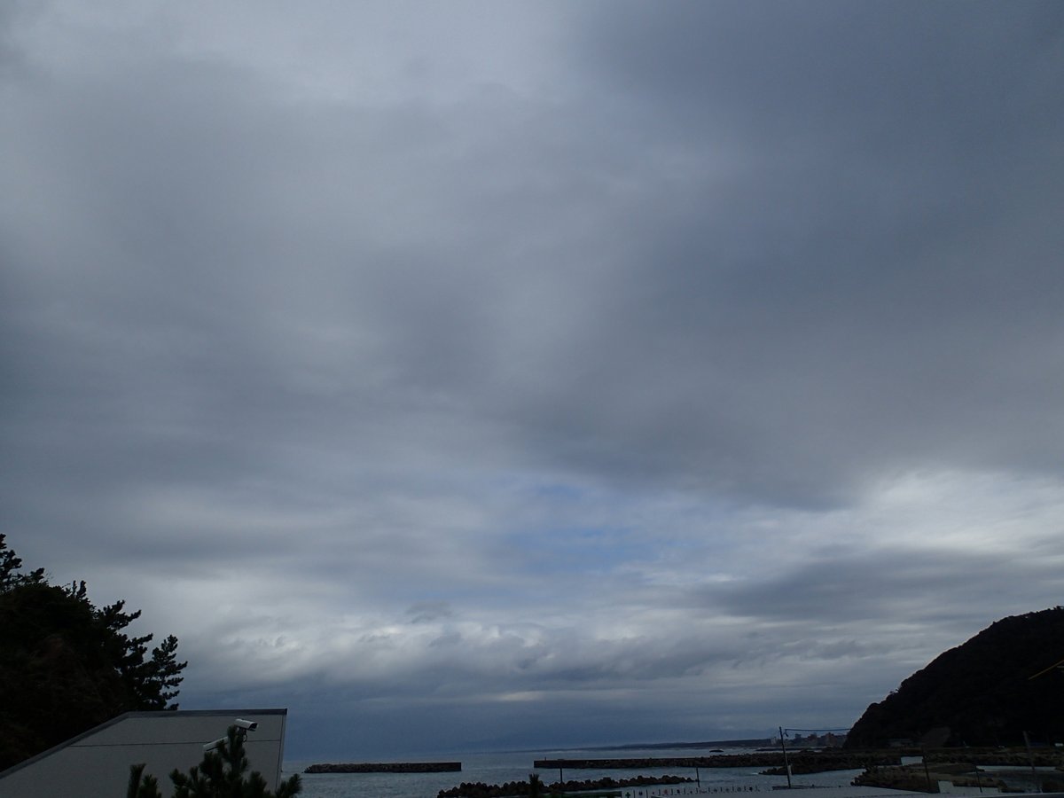 おはようございます。
今朝は曇り空でひんやり冷たい気温です。
今日はお昼頃から小雨の予報が出ていました。
雨の際は足元にお気をつけてお越しください。
本日も皆さまのお越しをお待ちしております。