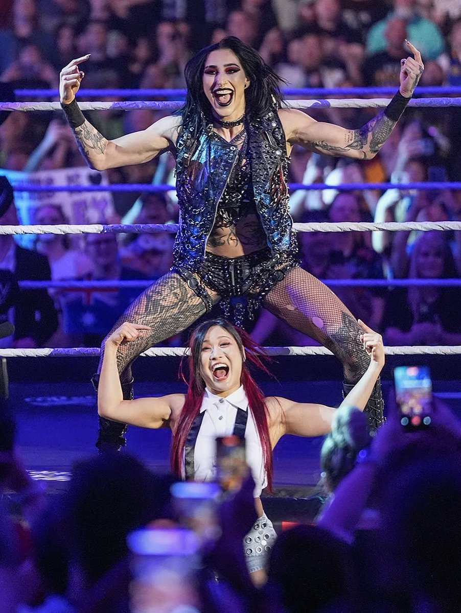 #WWERaw FOLLOW TRAIN!

- Follow me &amp; RT (IFB) 
- Like This Tweet
- Reply With A GIF of Your Favorite Wrestler
- Like And Follow Everyone Who Does This

LETS ALL GROW TOGETHER ‼️