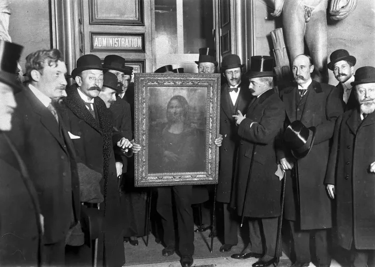 Fun fact: o maior roubo na história do Louvre ocorreu em 1911, quando um homem disfarçado de funcionário passou a noite de domingo para segunda — quando o museu não abria — lá dentro e levou a Mona Lisa (recuperada em Florença, dois anos depois).