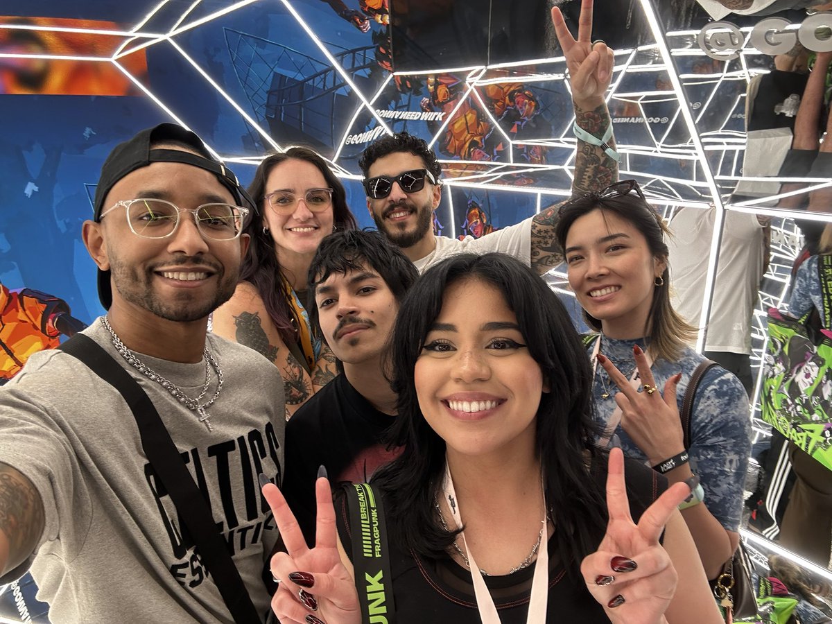 Livillon's tweet image. Family! 💖

#TwitchCon