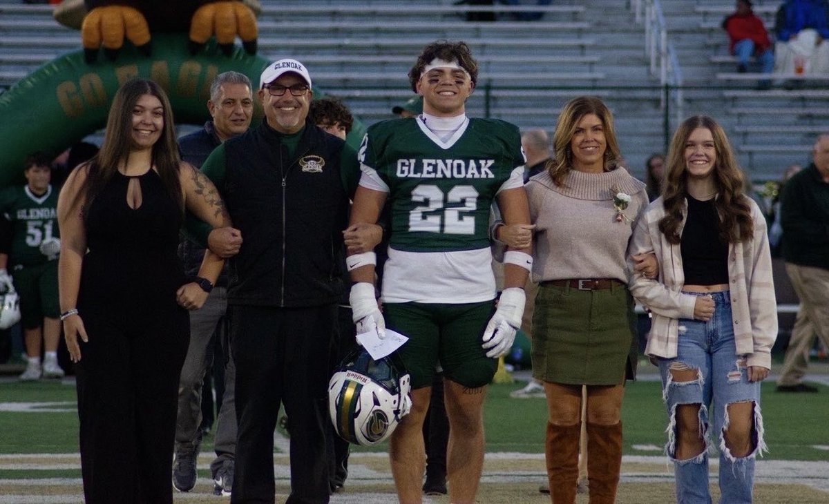 CoachGG22's tweet image. SENIOR NIGHT, man was that emotional for myself and my @SideLNPhotosLG 
Hell it was emotional for @Landon_G22 but he balled out and has a Friday night that he can always cherish.