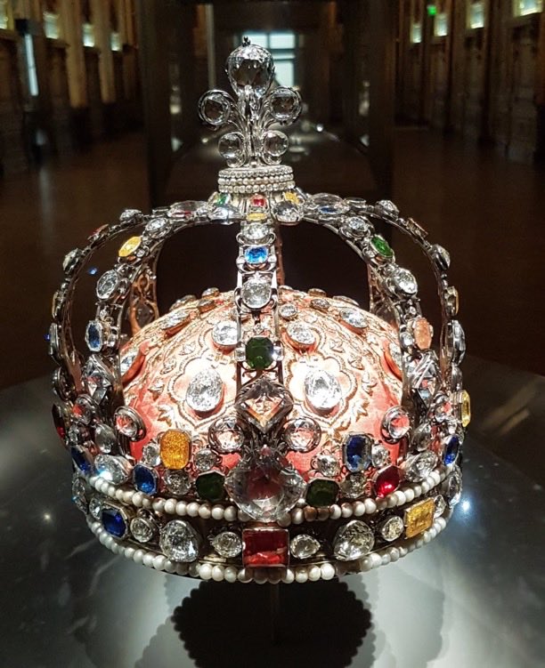 El Louvre señala que tras el robo de hoy, se recuperó la corona de la emperatriz Eugenia (izquierda), hallada en la calle cercana al museo, aunque con golpes y abolladuras producidas durante la huida de los ladrones. La corona de Luis XV (derecha)