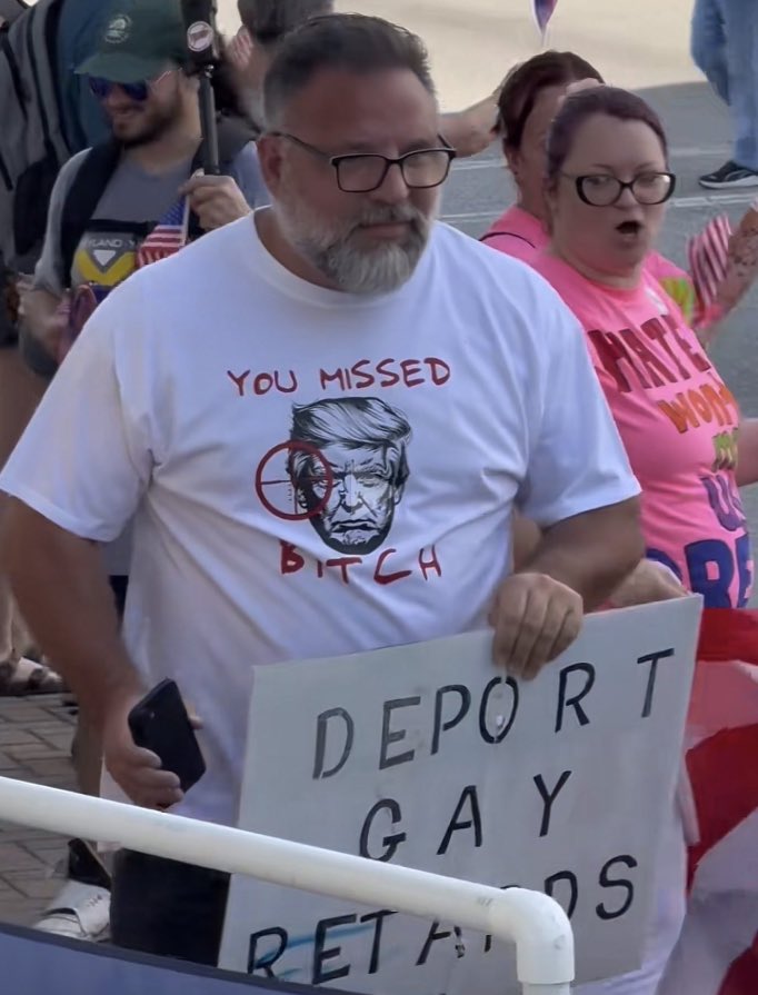 smcroasters's tweet image. I know this is one of you.
Only a mutual would craft a sign like this.
Reveal yourself, you magnificent sumbitch.