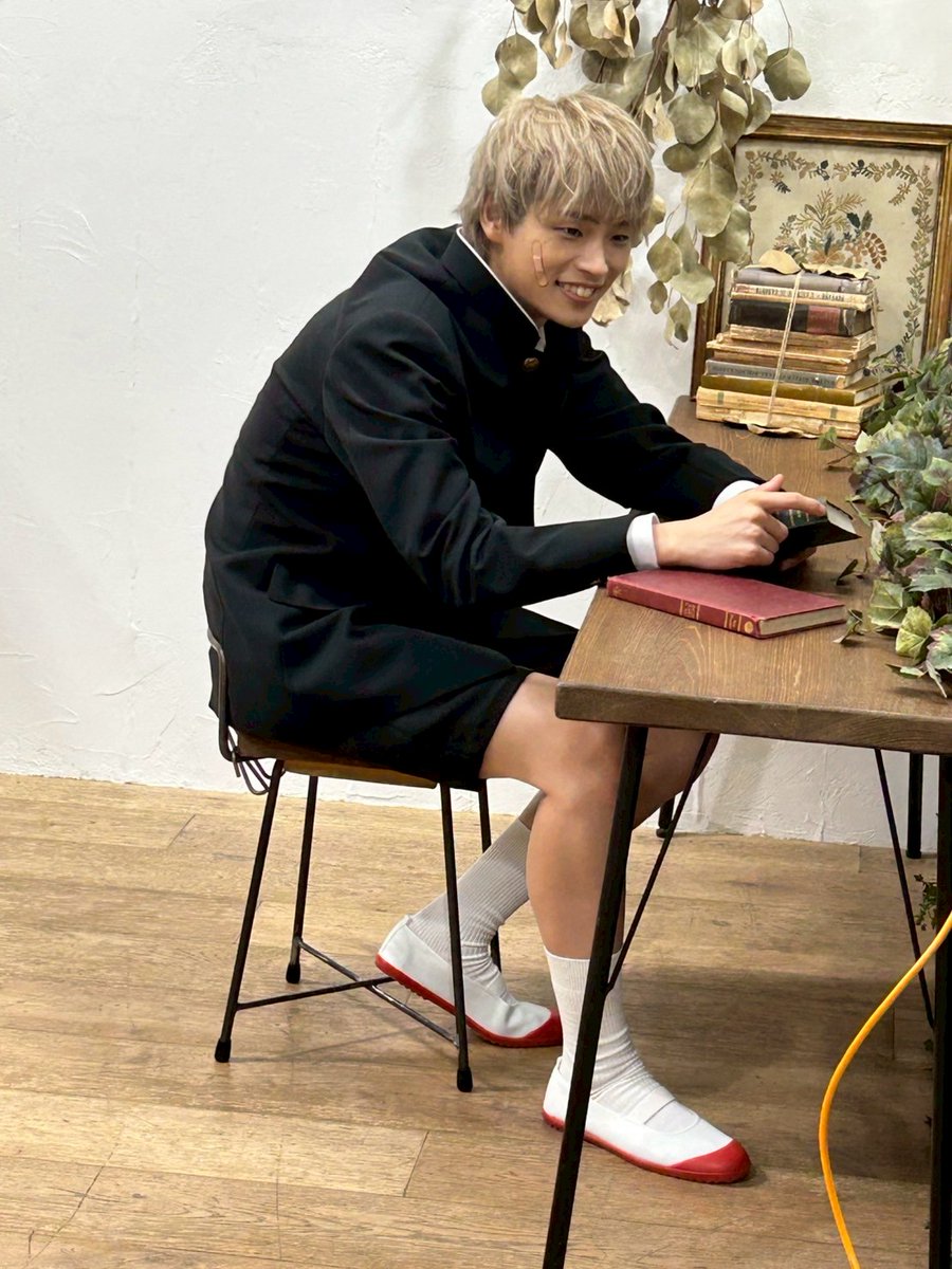 toshoiinkai_eeo's tweet photo. 朗読演劇「図書委員界」

公演グッズ・公演記念品は
【明日・10/21(火)23:59まで】受付！
会場で売り切れたものも購入できます✨

▼公演グッズ
https://t.co/UkdFmLQxQd

▼公演記念品
https://t.co/xZkcA1ERTi

バン役・汐谷文康さん・濱健人さんの
未公開オフショットをお届け🎁

#図書委員界 https://t.co/bkFFnI5Je3