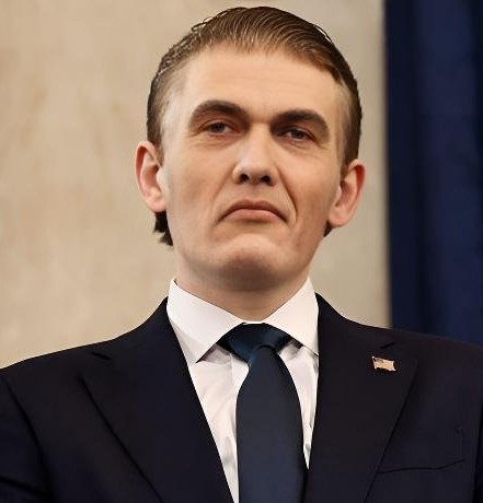 Look, I grew up in that sweet spot between the old looking sweathogs of Kotter and the young looking cast of 90210...

But, seriously... politics aside: what the fuck makes a 19-year-old look like whatever the hell this 19 year old looks like?