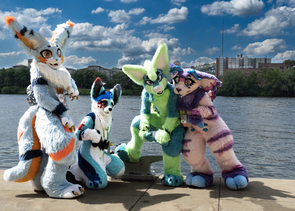 FurryChi's tweet image. Gonna see these "people" next weekend ;3
🧡💙💚🩷