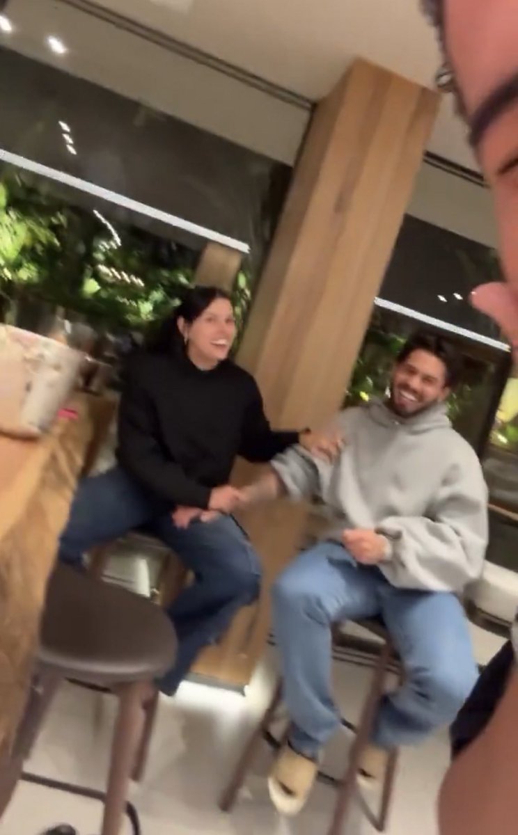 a cara dos sem vergonha se pegando toda hora na frente dos amigos e dos pais dela 🫣