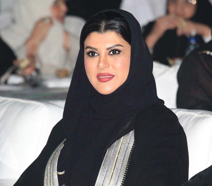 karbliiiamvr's tweet photo. سارة بنت مشهور زوجة محمد بن سلمان طلعت في حفل بالرياض بالحجاب الكامل واللبس المحتشم، بس الناس قلبوها قصة غريبة 🤦🏻‍♀️ https://t.co/eo21fl8ksH