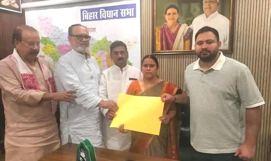 🗞️ गोविंदपुर विधानसभा से पूर्णिमा यादव को मिला टिकट 💐  

RJD ने गोविंदपुर सीट से पूर्णिमा यादव को उम्मीदवार घोषित किया है। टिकट मिलते ही कार्यकर्ताओं में उत्साह फैल गया और समर्थकों ने स्वागत किया 🎉🙏।  

#Govindpur #PurnimaYadav #RJD #BiharPolitics #BiharNews #Election2025