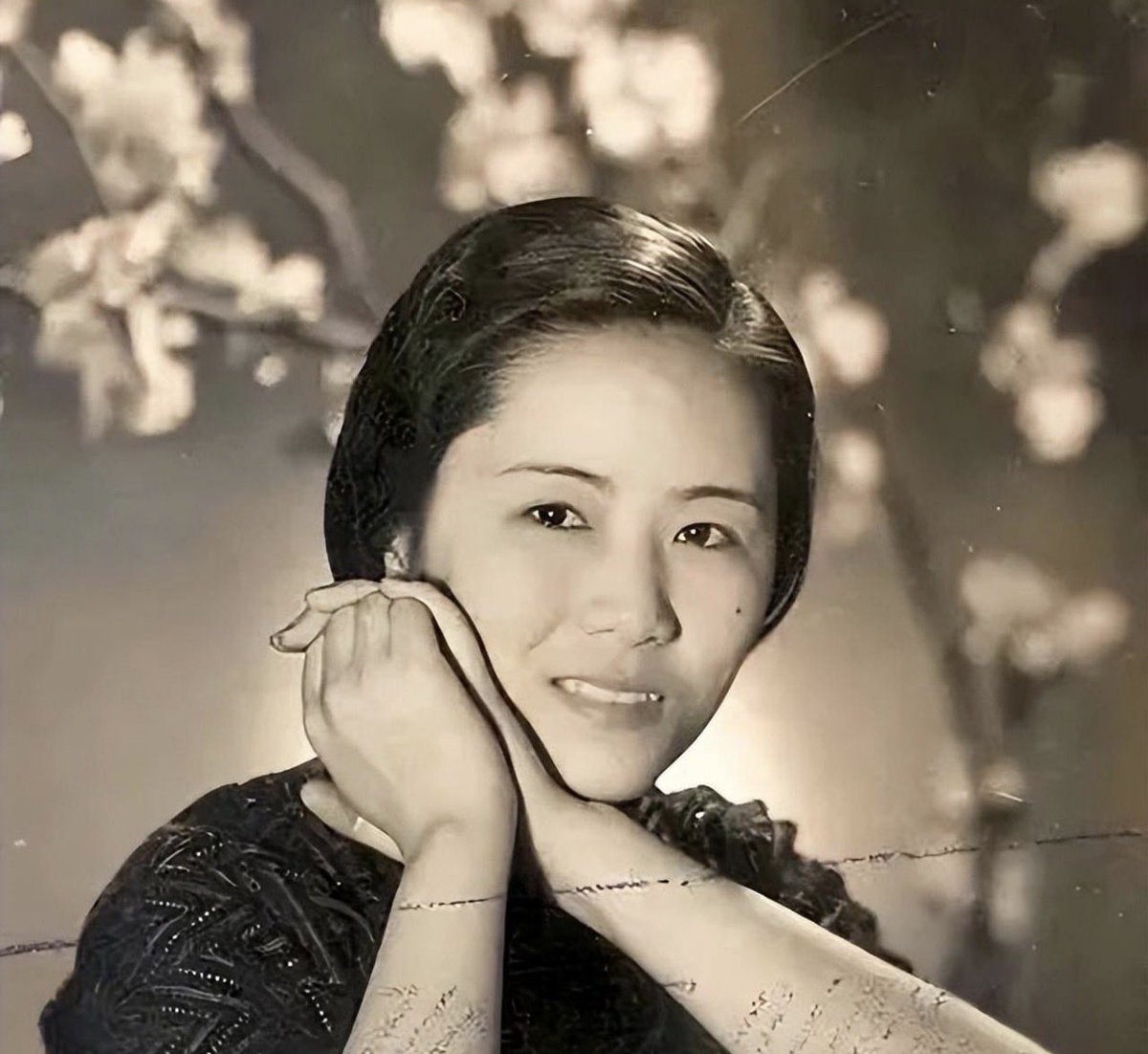 紀念吳健雄：那位在鏡像之間改寫物理史的女性

今天，我們不僅緬懷楊振寧先生的辭世，也向另一位同樣重要、卻常被忽略的開拓者致敬——吳健雄（Chien-Shiung Wu，1912–1997）。

她是一位實驗物理學家，一位真正以雙手改寫自然法則的女性。