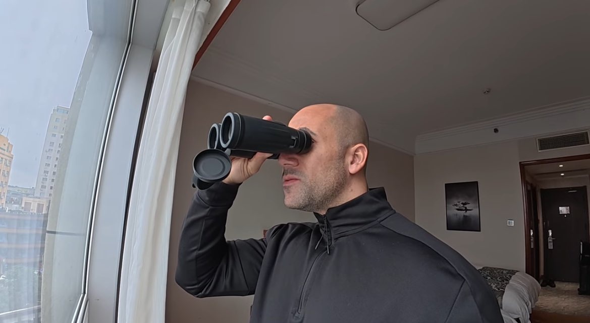 Não tô tankando que o agente coconut tá reclamando que os chineses tão com medo dele SENDO QUE ELE TA NA FRONTEIRA DA COREIA DO NORTE VESTIDO ASSIM: