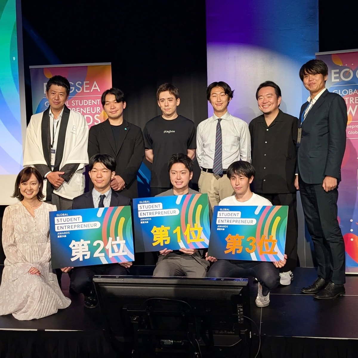 gururun's tweet photo. EO Tokyo Centralの例会で、GSEAの学生起業家のプレゼンを聞く📣
レベルの高さに度肝を抜かれる。社会背景の押さえ方から、トラクションの置き方、収益モデルまで、参考になるところが沢山。うちの娘より若い子が…汗

審査員の顔ぶれがまたすごい。
「経営者が報酬が沢山ほしいだけならエンジェルからの資金調達はしない方がいい。社会に必要とされるインフラを実装するため、速度を上げるために調達するんだ。」というLUUP社長の話に納得。

「もともと資金のある他社がいる中、サーバーで優位に立てたのは、サーバーが誰よりも好きでたまらなかったからだ。」というさくらインターネットの社長の話も刺さる。観念のようで本当にそうだと思った。

才能は努力に勝てない、努力は夢中に勝てない。夢中になれるものは何か…

世のため人のためになるものと、夢中になれるものを掛け合わせたときに、自分には何ができるだろう。
一周回って、問いと向き合う。40代、もうひとチャレンジ。

食べ物の写真は、渋谷スクランブルスクエア17Fのオフィスエントランスにある穴場のカフェ☺
WiFi電源完備。景色よし。

#少し前のこと #ShibuyaQWS #EO #GSEA
#Facebookからの転載