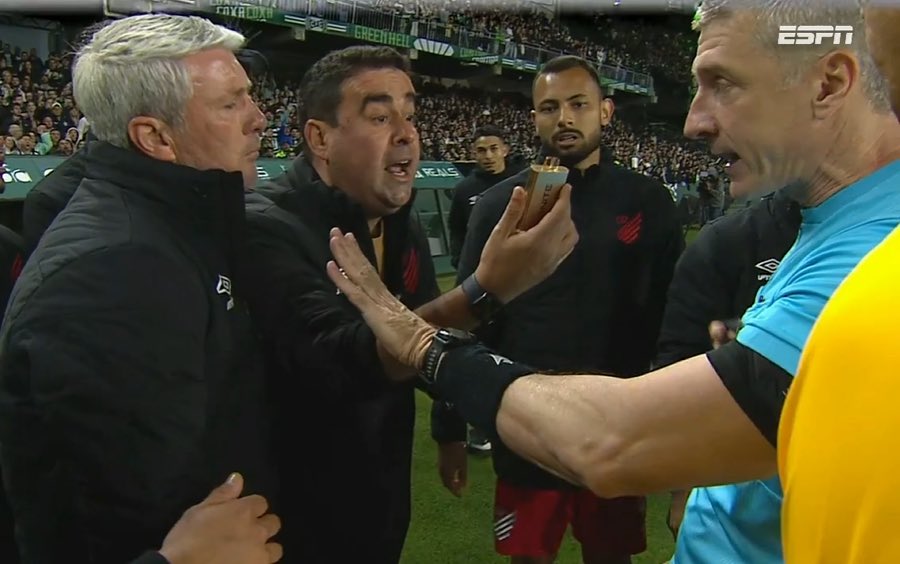 Durante o AtleTiba, um torcedor do Coritiba jogou um POD no gramado e atingiu o Odair Hellmann, treinador do Athletico.
