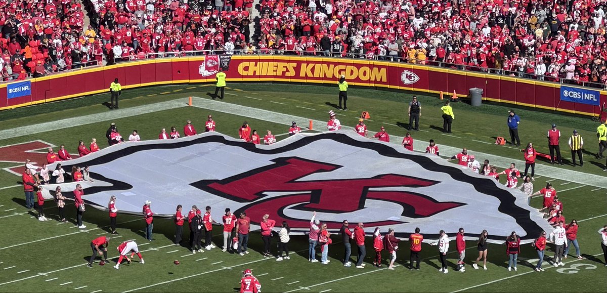 AHanlan's tweet photo. ❤️🏈💛 #ChiefsKingdom https://t.co/193SgRp5rX