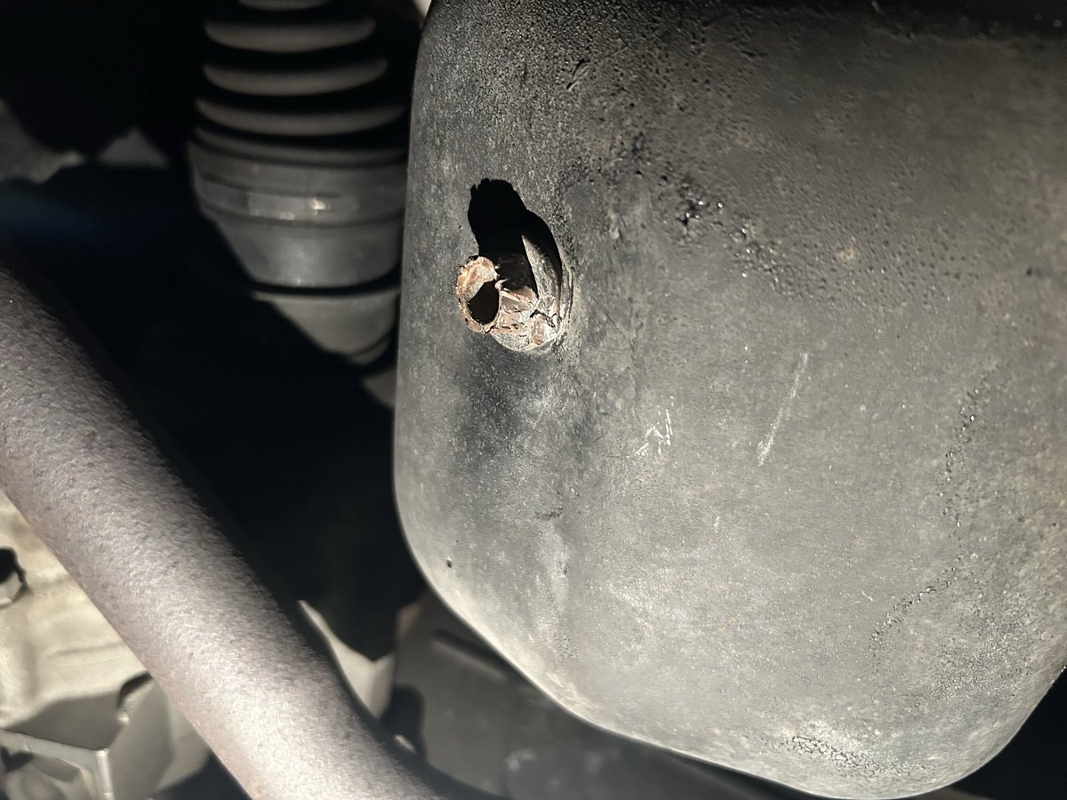 無知の妹が車屋にオイル交換しに持ってったらドレンボルト舐めて返されてきたのマジでありえんすぎる
説明くらいしろや