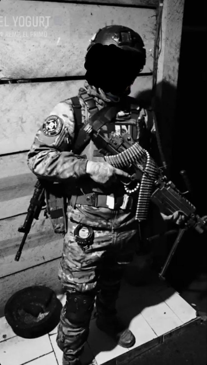 codigo725Z's tweet image. 💣💥🇲🇽
Miembro del CJNG muestra m1n4s de fabricación artesanal. Se desconoce si los 4rtefact0s 3xplosiv0s improvisados fueron colocados o desactivados, así como el lugar de la grabación.