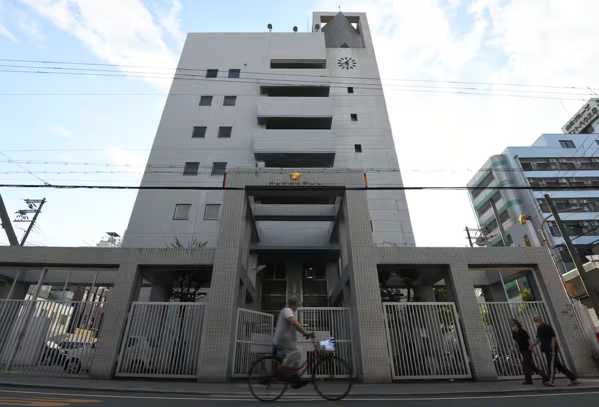 どっちが地獄か？
塀の中にある西成警察署

度重なる暴動を受けて建て直された署は「要塞」と称される。周囲を柵に囲まれ、警杖を持った警察官が常に門に立っている光景は、独特の雰囲気。