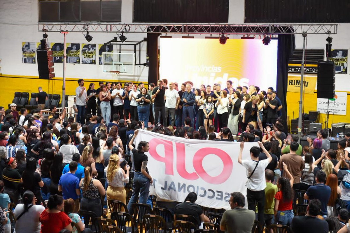 JSchiaretti's tweet image. El futuro no se espera: se vota, se defiende y se construye entre todos.

Hoy estuve en un encuentro multitudinario en el Hindú Club de Córdoba, junto al intendente @PasseriniOk, la senadora @alevigo y los candidatos @caritobasualdo, @miguelsiciliano, @LauraJureCba y…