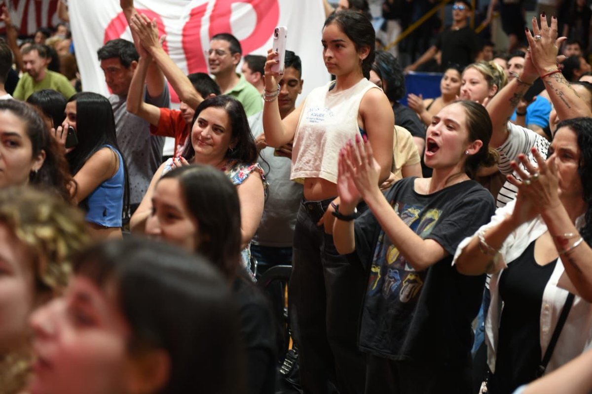 JSchiaretti's tweet image. El futuro no se espera: se vota, se defiende y se construye entre todos.

Hoy estuve en un encuentro multitudinario en el Hindú Club de Córdoba, junto al intendente @PasseriniOk, la senadora @alevigo y los candidatos @caritobasualdo, @miguelsiciliano, @LauraJureCba y…