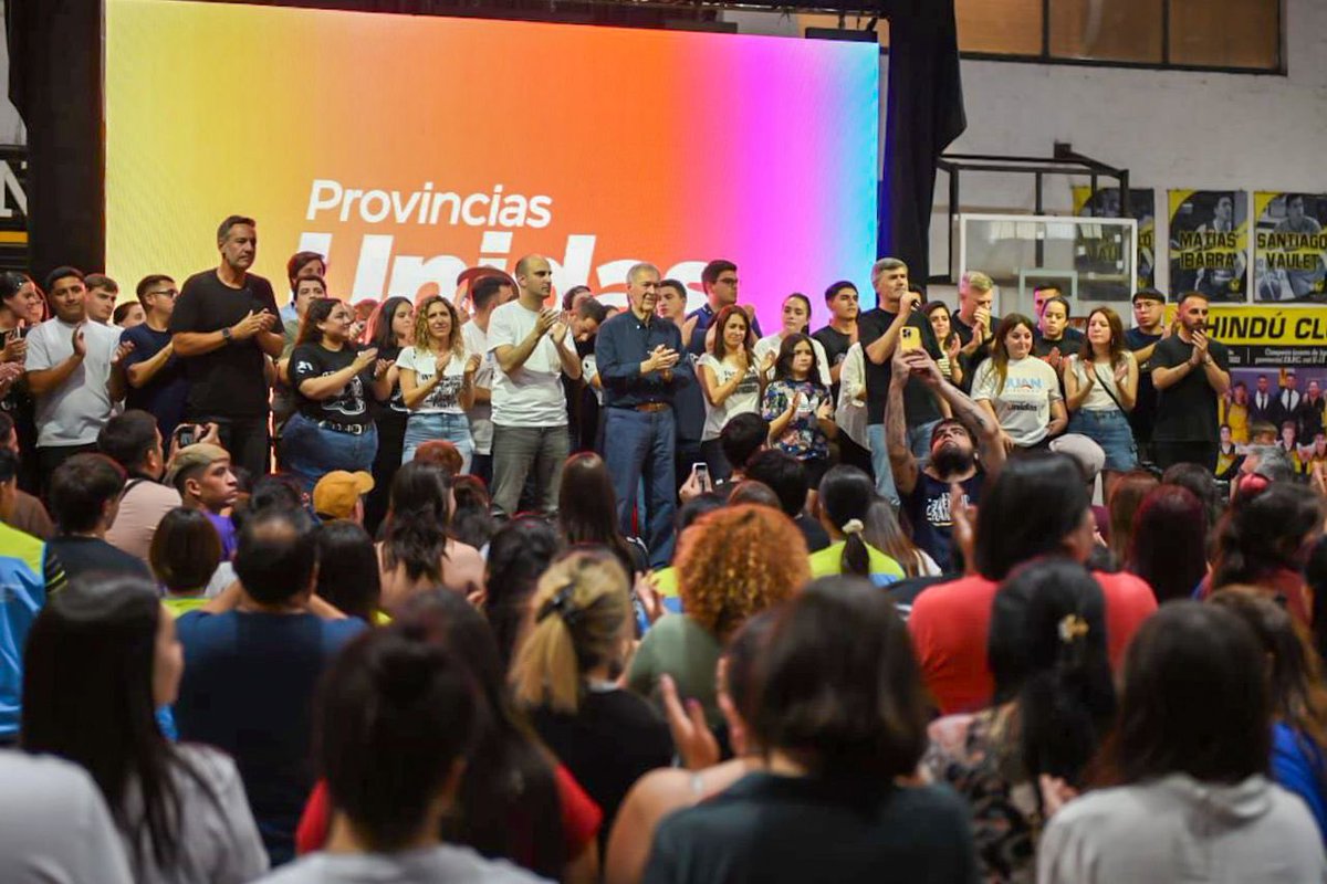 JSchiaretti's tweet image. El futuro no se espera: se vota, se defiende y se construye entre todos.

Hoy estuve en un encuentro multitudinario en el Hindú Club de Córdoba, junto al intendente @PasseriniOk, la senadora @alevigo y los candidatos @caritobasualdo, @miguelsiciliano, @LauraJureCba y…