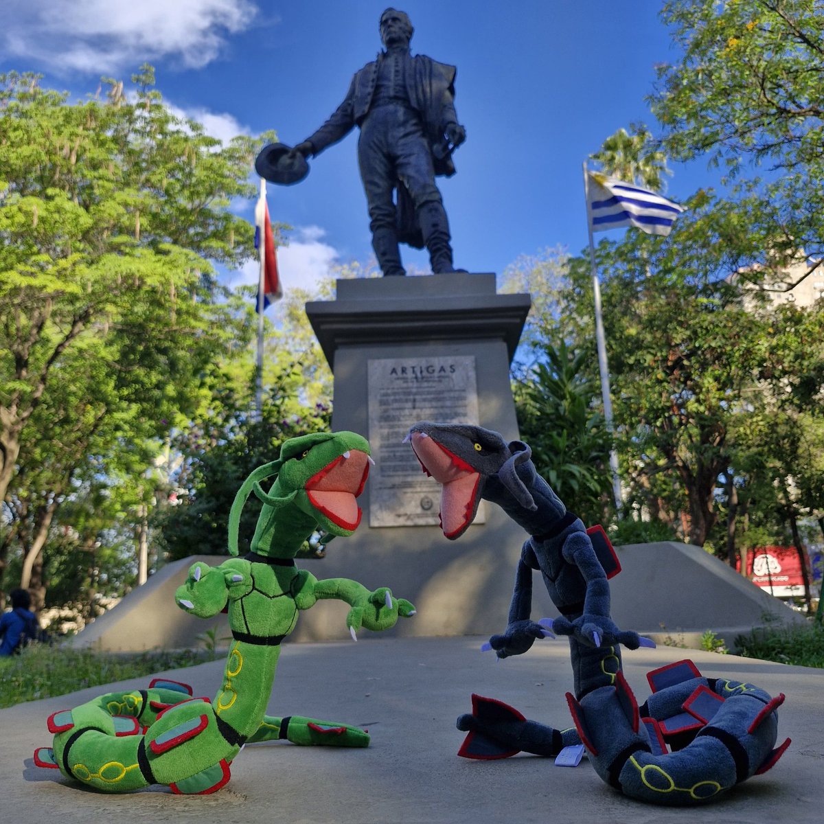 GoPokeraidsPy's tweet photo. MEGA RAYQUAZA en la plaza Uruguaya!
Jugamos el evento de Incursiones con cientos de entrenadores!
Capturas y momentos épicos!
Nos vemos en el próximo evento!
#GoPokeraidsPy!🇵🇾
#ClubCampfire
@PokemonGoAppLA https://t.co/aY1rtIiF84