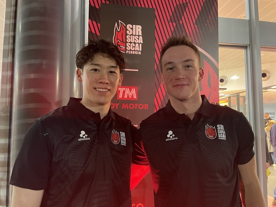 smolsnowflakeZ's tweet photo. The last to be interviewed was former Ukraine National Team member, OH Oleh Plotnytskyi. While he agreed that Yuki's humility is the same when he was in Japan, he added with a loud laugh "When he is with me, not so much though"

Ishikawa said: "We have become close since the later half of last season and have become really good friends". Oleh patted him on the chest with a wink "When it comes to turning on Yuki's "Italian side", leave it to me...or rather, to us" 

MY SAMURAI BESTIES HUHUHUHUHU 🥹🥹🥹
