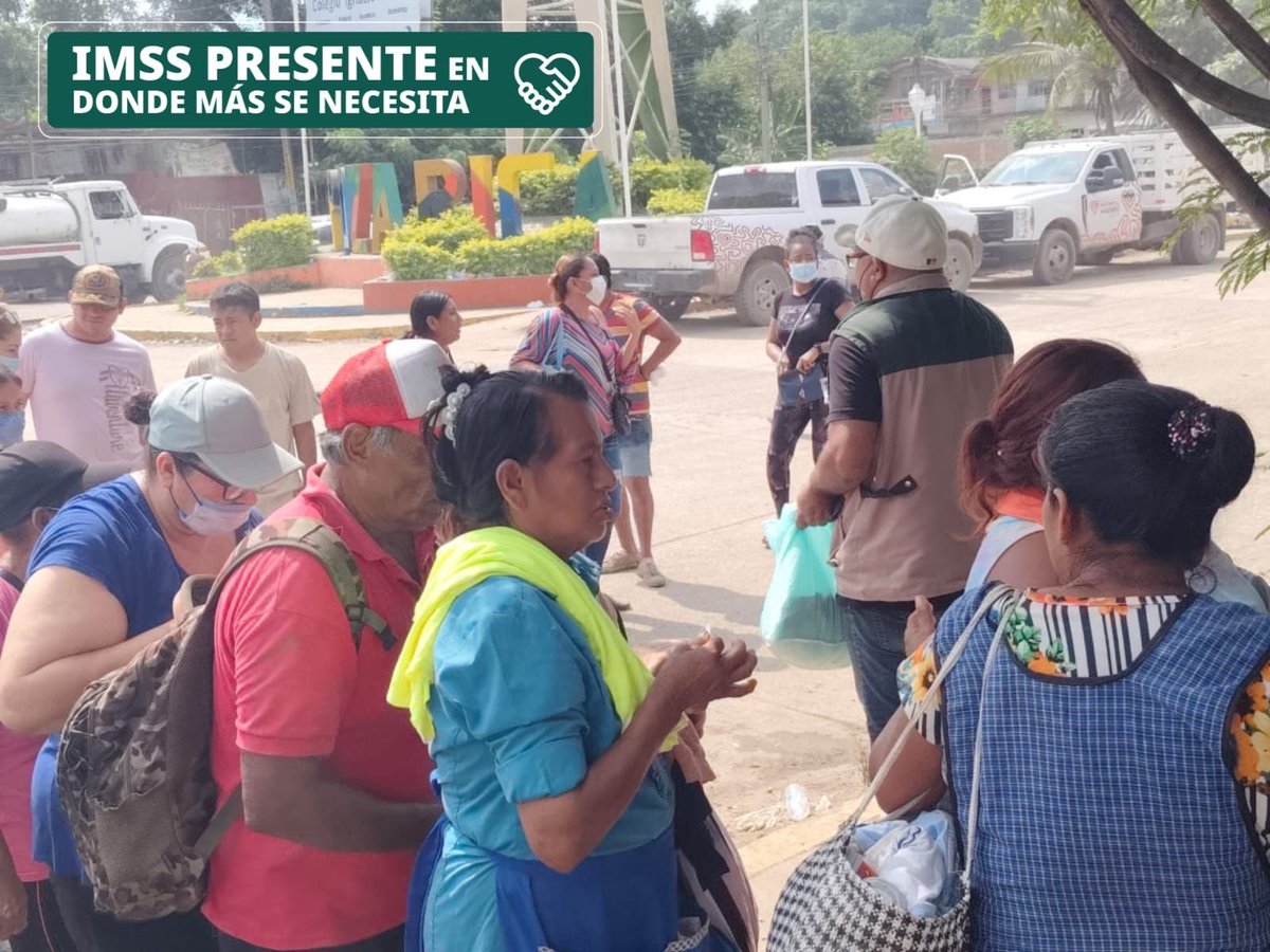 Tu_IMSS's tweet photo. 💚👩⚕️ La brigada del #IMSSGuerrero continúa en la colonia Las Gaviotas, #PozaRica, #Veracruz, brindando atención médica y acciones de prevención con entrega y solidaridad.
#IMSSContigo https://t.co/JZ6c4Oltwz