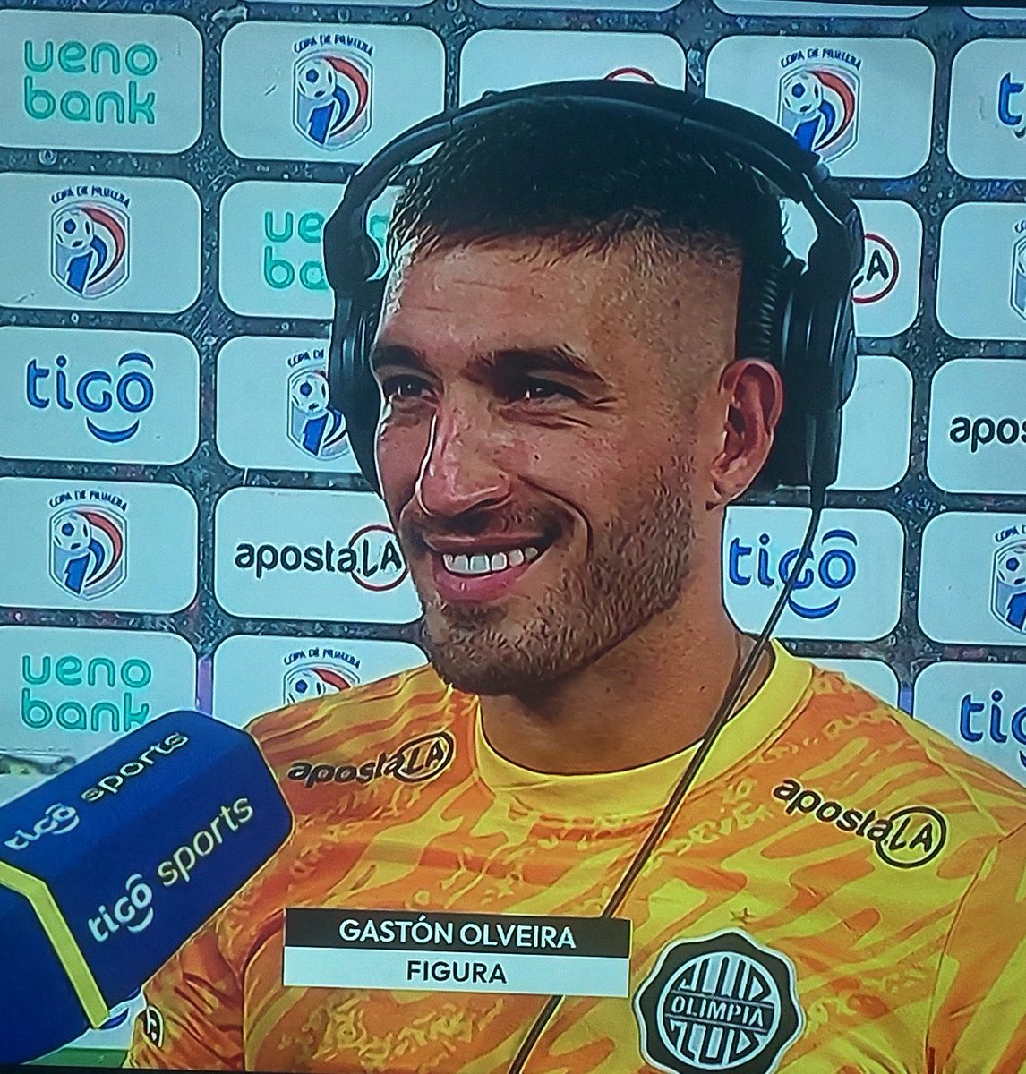 Atajó 2 penales y una botella. Se sigue riendo 😜