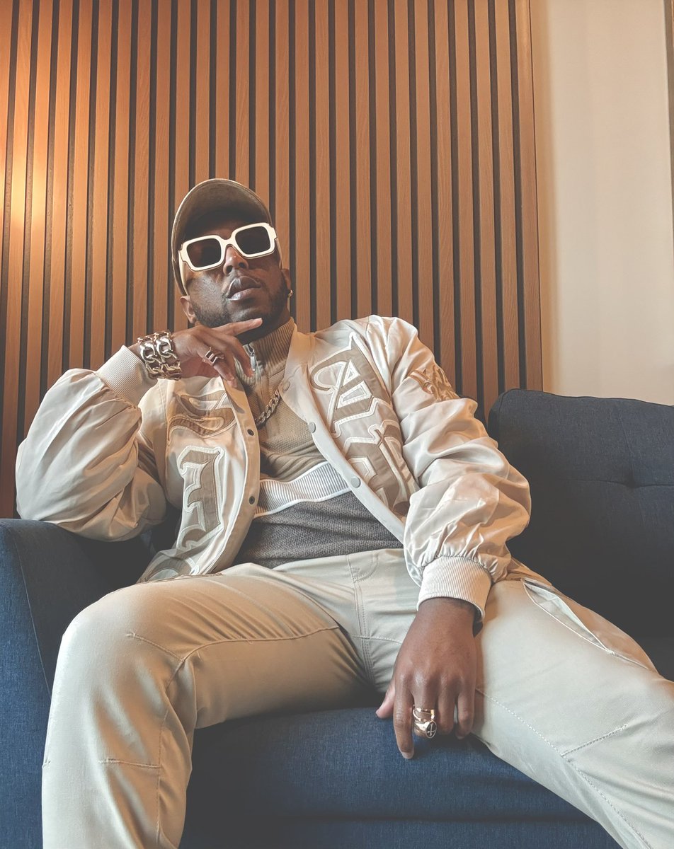 DeejayYoung's tweet image. apparently two R&amp;amp;B stars are here tonight fighting over a boy. Had to come see who would eventually win him over. Will report back later. 

UPDATE: @KELLYROWLAND just called me handsome. The night is off to a good start. 😏😎 #theboyisminetour #indianapolis #gainbridgefieldhouse