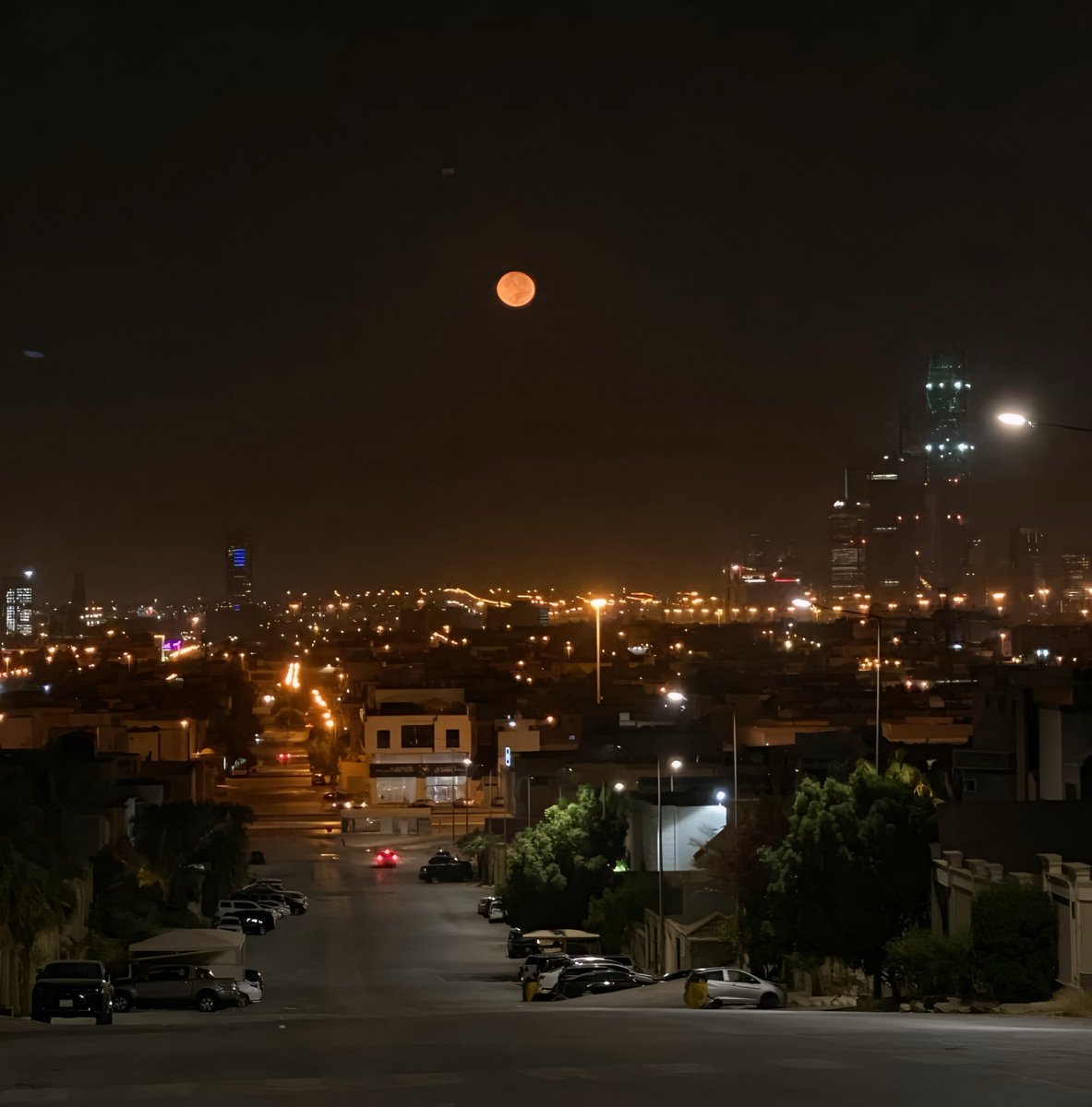 وانتبهنا بعد ما زال الرحيق
وأفقنـا ليت أنّـا لا نفيـق
يقظة طاحت بأحلام الكرى
وتولى الليل والليل صديق
وإذا النـور نذيـرٌ طـالـعٌ
وإذا الفجر مطلٌ كالحريـق

4:00 AM