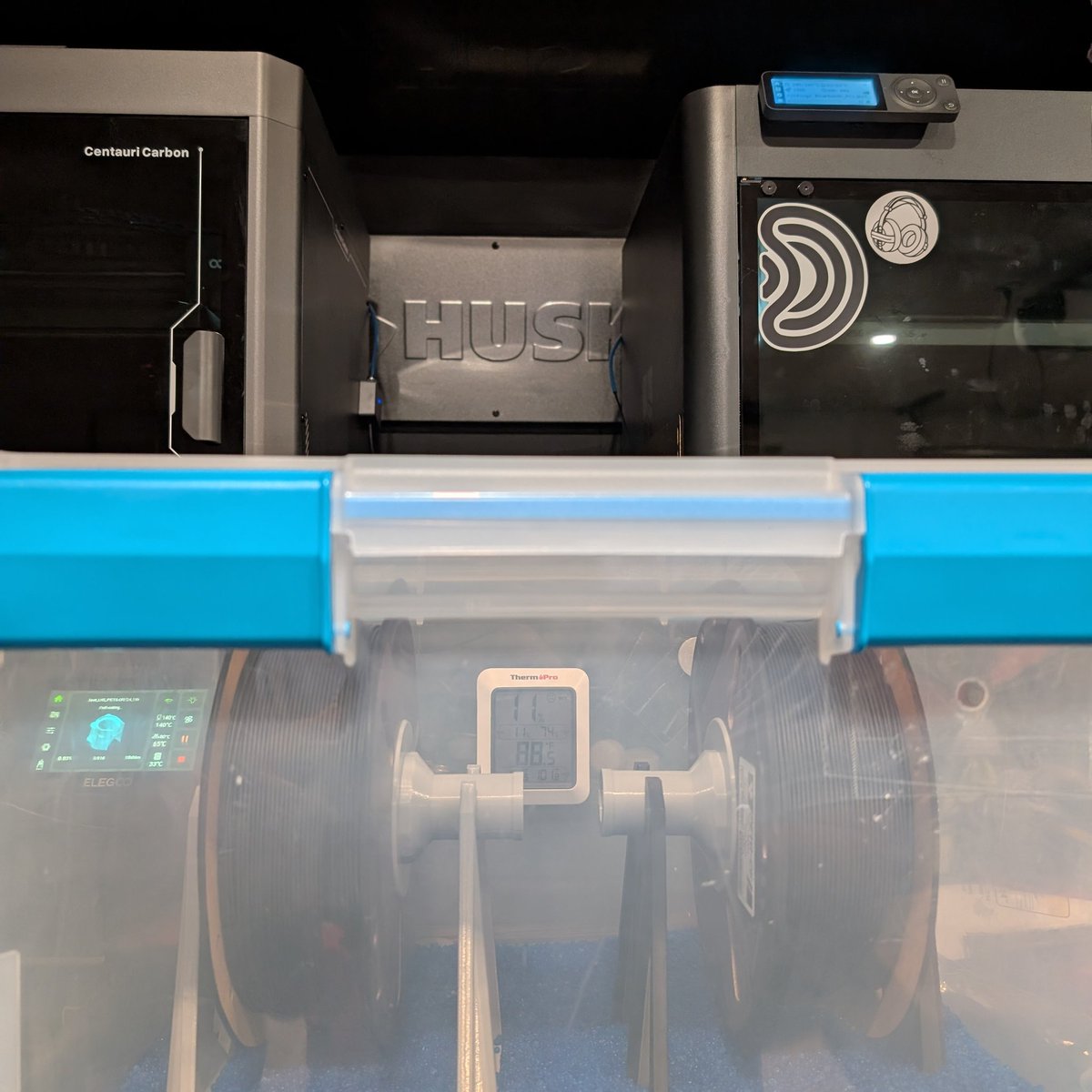 And we're off! P1S and a dialed-in Centauri Carbon are pushing plastic for something special. The FDMDuos can take three forms: Portable Bluetooth, Devoted Center Channel, and upright MTM Stereo Pair. Can't wait to share more details in the next couple months! 🤘🏼🔊💪🏼😎
