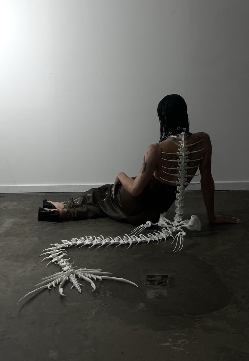 em menos de um ano eu e a Alma saímos  de um bracelete de 18 cm pra uma escultura de ossos de 2 metros 😸