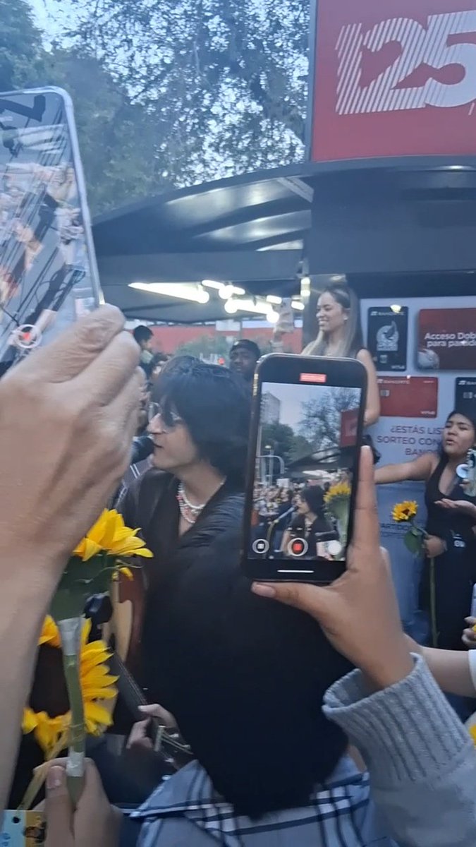 Ijanod2012's tweet photo. @timomusica Sólo tengo esta porque no alcancé girasol :c pipipi 😭
•Siempre espectadora, nunca protagonista• https://t.co/en02IMIcje