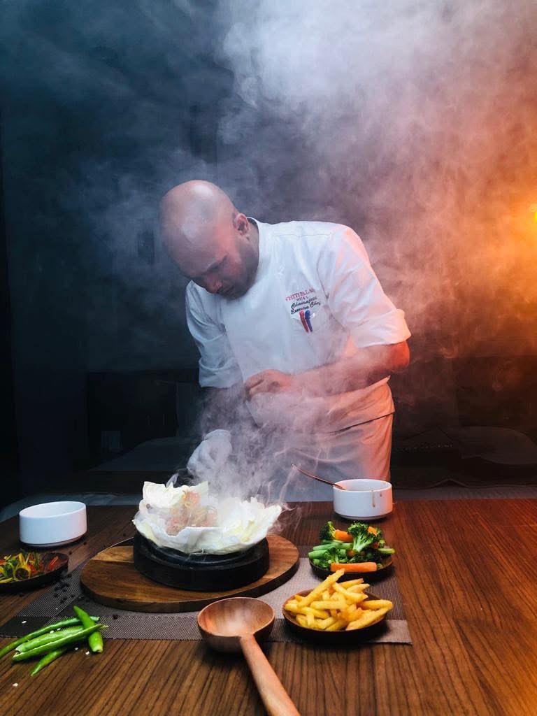 ChefChandrajith's tweet image. അടുപ്പിലെ അഗ്നിയും 
കലത്തിൽ തിളയ്ക്കുന്ന ജലവും 
ഉരുളിയിൽ വേവുന്ന പാലടയുടെ ബാഷ്പവും 
അടുക്കളയിലെ മസാലക്കാറ്റും ....
അന്തസിന്റെ പരകോടി!
Happy international Chef Day!
IFCA - Indian Federation of Culinary Associations
South India Chefs&apos; Association
@ChefChandrajith